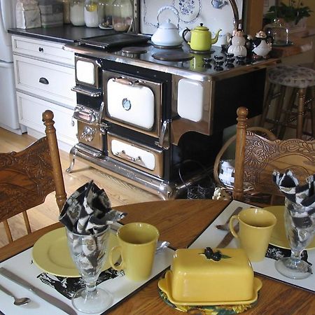 Golden Dreams B&B ウィスラー エクステリア 写真