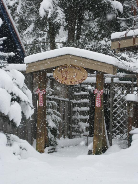 Golden Dreams B&B ウィスラー エクステリア 写真