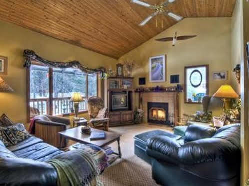 Golden Dreams B&B ウィスラー エクステリア 写真