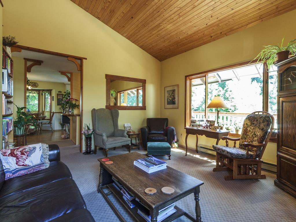 Golden Dreams B&B ウィスラー エクステリア 写真